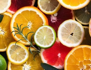 Βιταμίνη C: Γιατί ονομάζεται «μαγικό συστατικό» από τους δερματολόγους